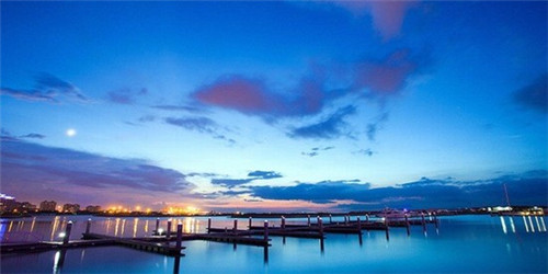 亮边斜肩短袖T恤（斜肩t恤怎么搭配）